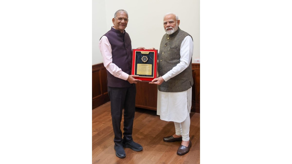 Govind Dholakia Presents Natural Diamond Navbharat Ratna to PM Modi, Symbolizing Dreams of New Bharat