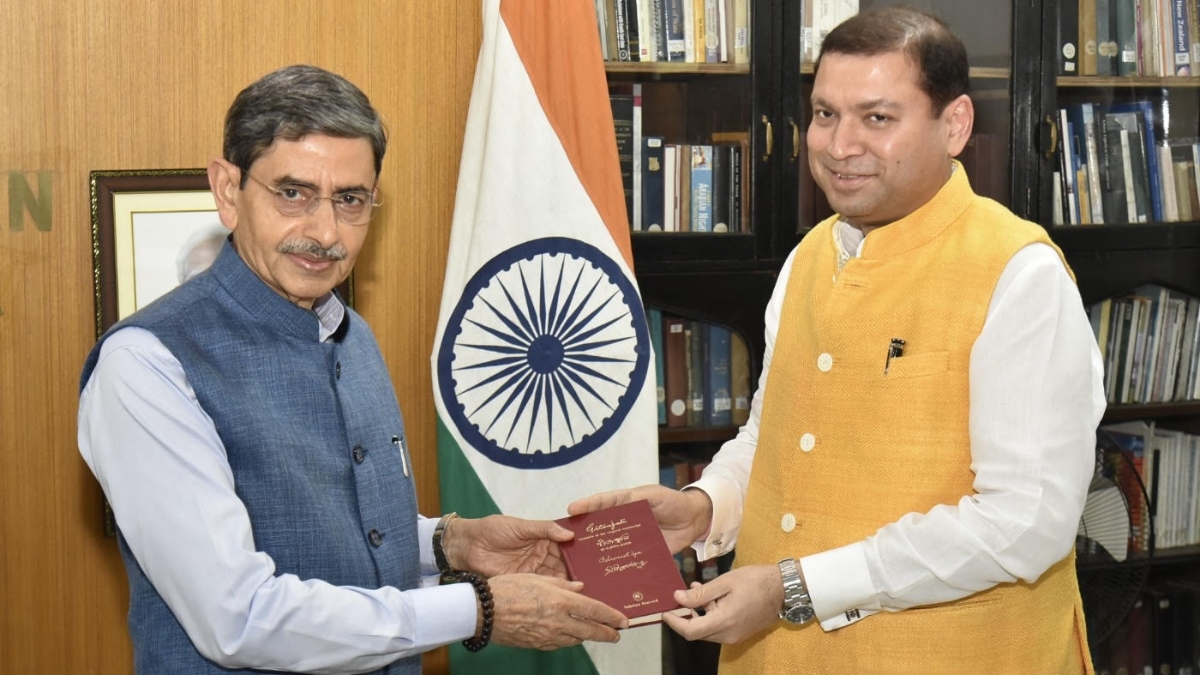 Cultural Envoy Sundeep Bhutoria Calls on West Bengal Governor; Presents Handwritten Copy of Tagore’s Gitanjali